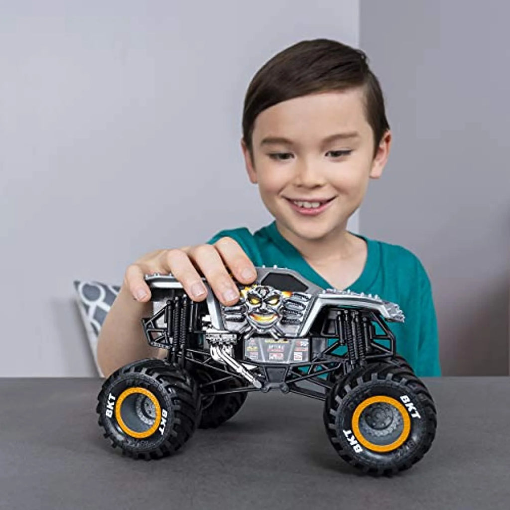 Max D Die-Cast Monster Truck 1:24 Scale J9285
